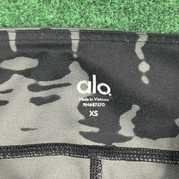 Alo Womens XS Air Brush Tie Dye Full Length Leggings Black Gray - Picture 6 of 9
